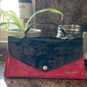 Red and black trophy queen clutch
